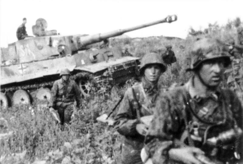 Bundesarchiv_Bild_101III-Zschaeckel-206-35__Schlacht_um_Kursk__Panzer_VI__Tiger_I_.jpg
